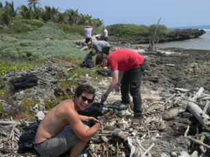 beach-clean-up-honduras-volunteering