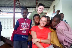 volunteer-sam-with-kenya-mombasa-kids